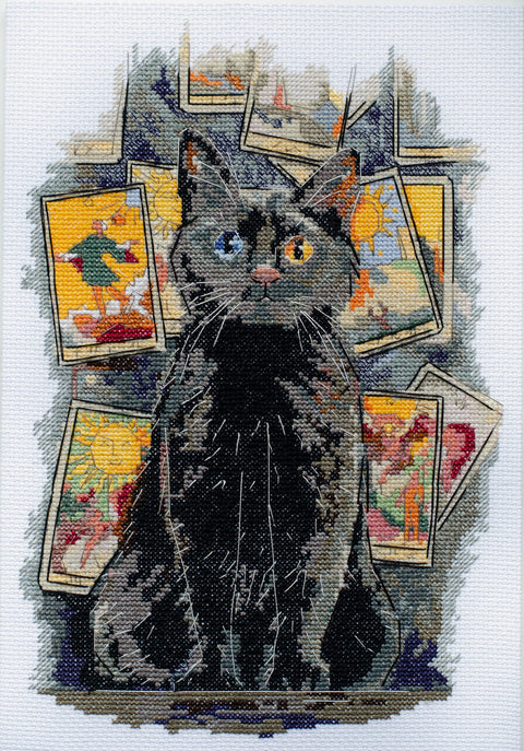 Rankų darbo kryželiu siuvinėta juoda katė su skirtingų spalvų akimis ir tarot stiliaus kortomis fone, pilnas drobės vaizdas
