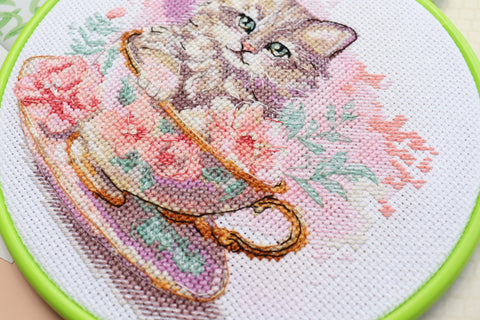 Siuvinėjimo kryželiu rinkinys „Arbatėlė“ su karoliukais ir lankeliu, 17×17 cm
