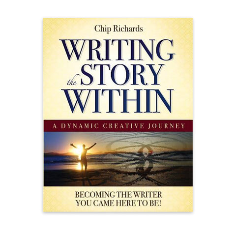 Knyga Writing the Story Within Chip Richards — kremu viršeliu ir saulėlydžio paplūdimio siluetu, skirta kūrybiniam rašymui