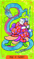 Tarot korta Page of Swords, neoninė žalia fone su mėlynu drakonu ir kardo laikanti samurajė, vertikalus meninis variantas