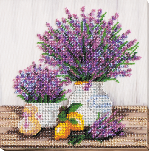 Produkto puslapiui: rankų darbo deimantinė mozaika — violetinių levandų puokštė dviejose baltose vazose su citrina, arti, blizgančių karoliukų tekstūra