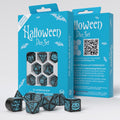 Kauliukų rinkinys Q Workshop Halloween su šviesiai mėlynais piešiniais ant blizgančios juodos fono, riboto leidimo pakuotėje