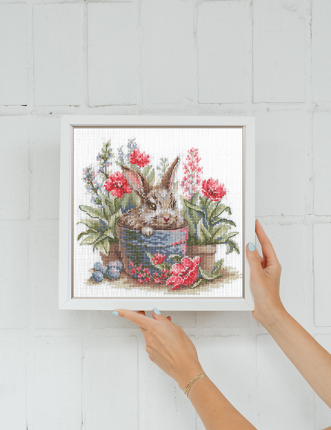 Žydintis zuikis – kryželiu siuvinėjimo rinkinys su Aida 14 ct, 20x20 cm