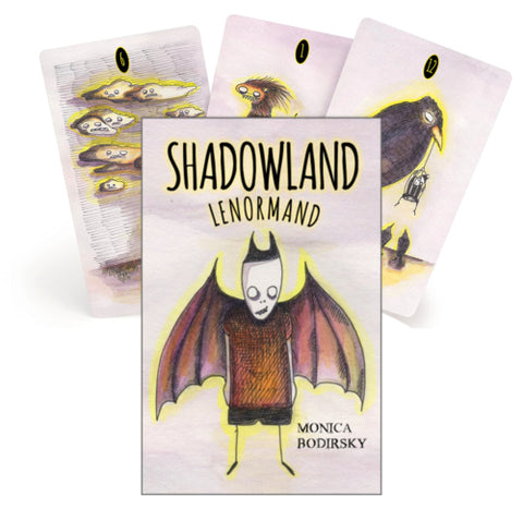 Lenormand kortų rinkinys Shadowland, Monica Bodirsky iliustruotas dėklas su matomu viršeliu ir trijų kortų pavyzdžiu