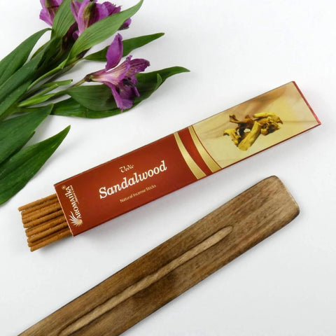 Santalmedžio smilkalai (Aromatika) raudonai rudoje pakuotėje su mediniu laikikliu ir violetinėmis gėlėmis
