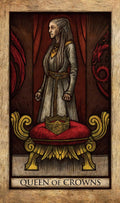 tarot korta Queen of Crowns — vertikali medžio graviūros stiliaus iliustracija: šonu stovinti sidabrinė karalienė, raudonas aksomas ir auksinė karūna