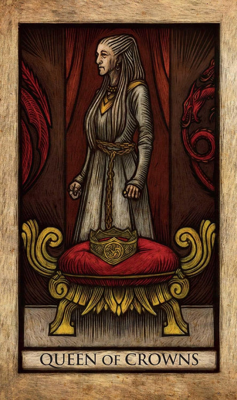 tarot korta Queen of Crowns — vertikali medžio graviūros stiliaus iliustracija: šonu stovinti sidabrinė karalienė, raudonas aksomas ir auksinė karūna