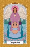 Tarot korta Temperance: iliustruota violetinė angelė su pilkais sparnais virš medituojančios moters ir tekančio vandens