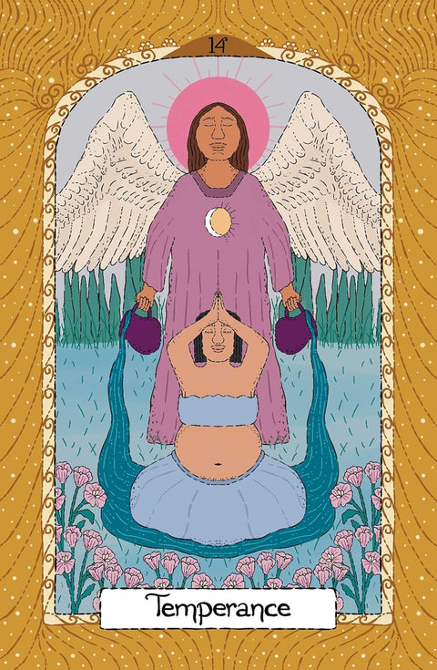 Tarot korta Temperance: iliustruota violetinė angelė su pilkais sparnais virš medituojančios moters ir tekančio vandens