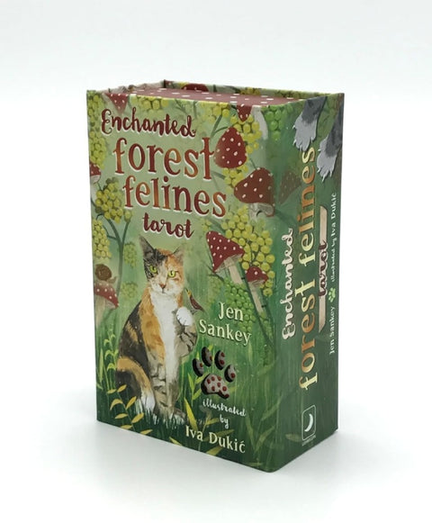 Forest Felines tarot kortos stovinti žalia dėžutė su iliustruota trispalve kate, raudonomis grybų kepurėlėmis ir Jen Sankey vardu