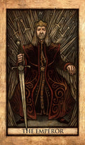tarot korta Imperatorius, rudos‑tamsiai raudonos spalvos, vertikalus raižytas atvaizdas su kardu, skiriasi detaliu rėmu ir artimu planu