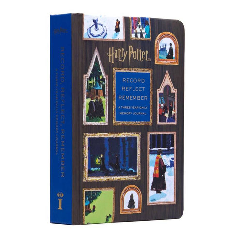 Harry Potter dienoraštis — trijų metų kasdienis atminties sąsiuvinis, tamsaus medžio rašto viršelis su mėlynu šonu ir rėmintomis iliustracijomis.