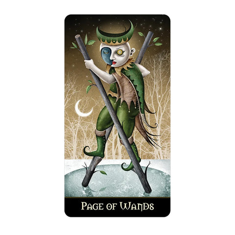 Taro korta Page of Wands: žalia kostiumuota figūra ant pagaliukų vaikščioja per ploną ledą, pusmėnulis ir žiemiškas miškas fone