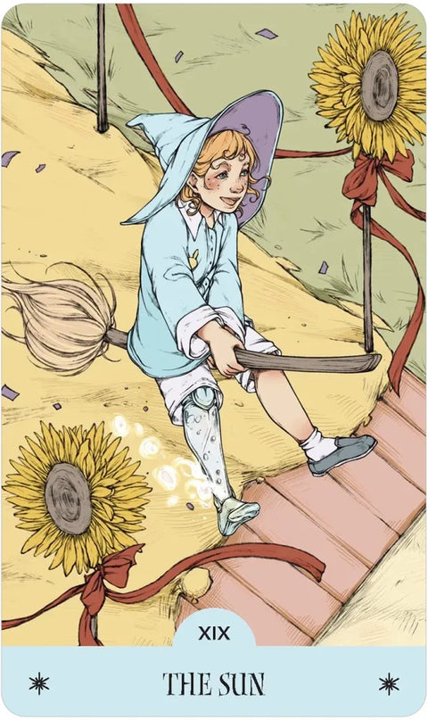 tarot korta The Sun — pastelinė iliustracija su besišypsančia mergaite ant šluotos, saulėgrąžomis ir protezuota koja