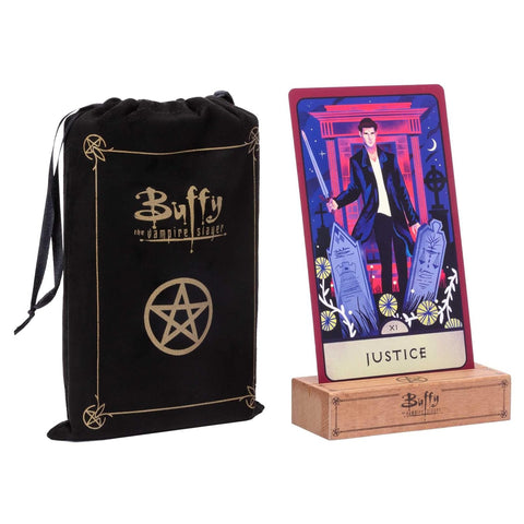 Tarot kortos „Buffy the Vampire Slayer“ komplektas su juodu aksominiu maišeliu ir mediniu stoveliu, parodyta Justice korta