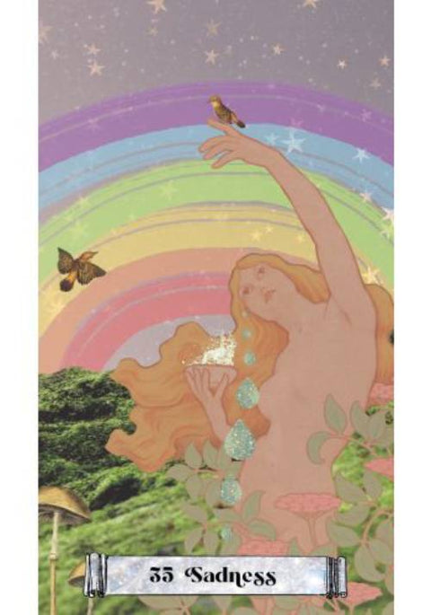 tarot korta „55 Liūdesys“, iliustruota gulinti moteris su kristalais ir paukščiu ant rankos bei vaivorykšte fone, mistiška nuotaika
