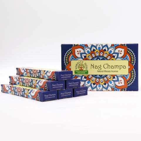 Nag Champa smilkalai — šeši ploni dėklai priekyje ir didesnė spalvota mandalos pakuotė fone, natūralūs masala