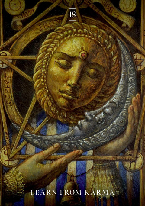 Tarot korta Learn From Karma – auksinė saulės figūra ir raižytas sidabrinis mėnulis, rankų laikomas artimas kadras, mistinė variacija