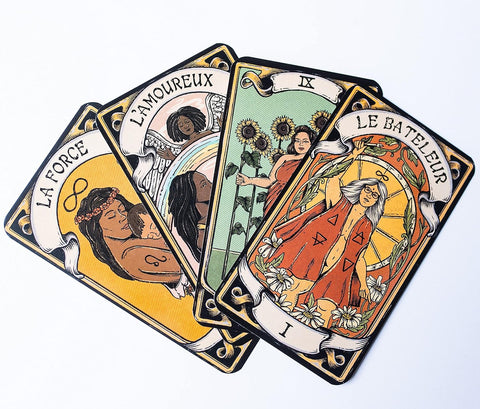 Sacred Sisterhood taro kortos moterims: feminizmo ir magijos galia