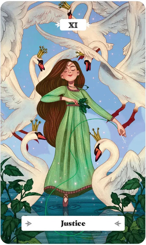 tarot korta Teisingumas, moteris žaliame suknele apsupta karūnuotų gulbių ir mėlyno fono, aiški simbolika
