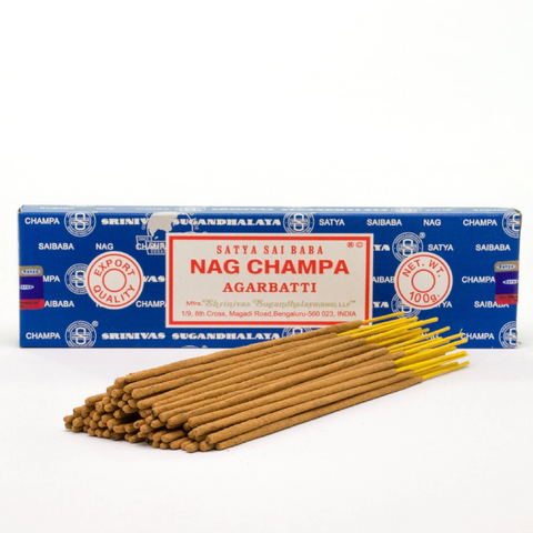 Nag Champa smilkalai Satya Sai Baba, 100 g mėlyna dėžutė su matoma balta etikete ir išdėstytais geltonais koteliais