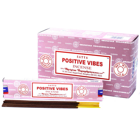 Smilkalai Satya Positive Vibes rožinėje 15 g pakuotėje, priekinis kampas parodytas su keliomis atviromis lazdelėmis