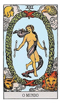tarot korta Pasaulis, Rider‑Waite stiliaus, šviesiai mėlynas fonas, vainikas su šokančia moterimi ir keturių kampų simboliais, pagrindinis kortos variantas