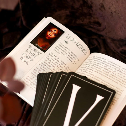Vampyrų fėjų orakulo kortos „The Oracle of the Vampire Fae“ (52 kortos)