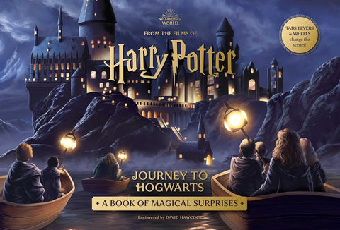 Harry Potter knyga Journey to Hogwarts – naktinė mėlyno viršelio iliustracija su valtimi plaukiant prie Hogvartso, interaktyvus leidimas