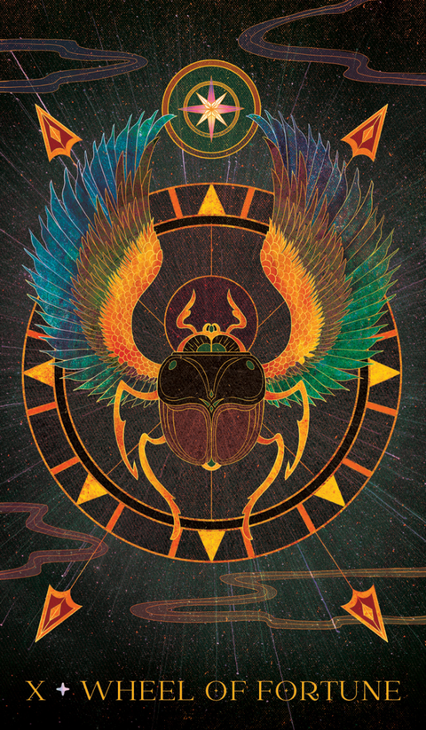 Tarot korta Laimės ratas su auksiniu skarabejumi ir ryškiomis žalių bei oranžinių sparnų detalėmis, vertikalus dizainas