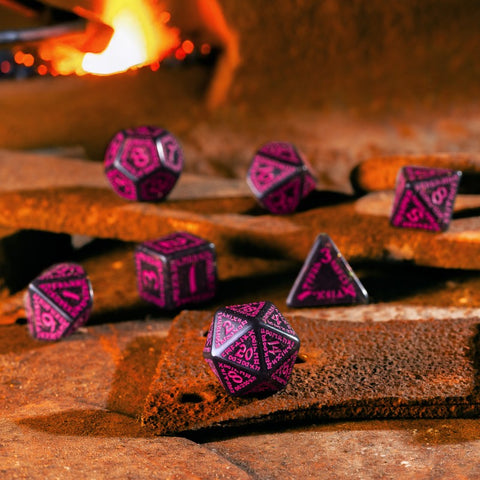 RPG kauliukų rinkinys, juodai purpuriniai metaliniai 7 dalių, arti nufotografuotas d20 ant rūdžių fono