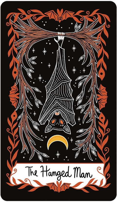Tarot korta Hanged Man, juoda–oranžinė su kabinančia šikšnate, geltonu pusmėnuliu ir ornamentiniu rėmu