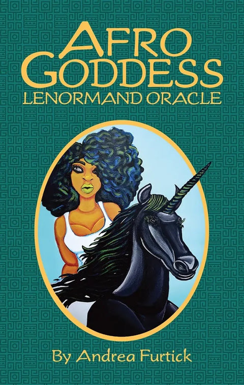 Lenormand orakulas „Afro Goddess“ – priekinis viršelis su tamsia moterimi ir juodu vienaragiu, žaliu raštuotu fone