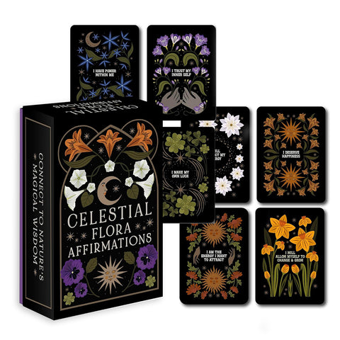 Celestial Flora afirmacijų kortos juodoje dėžutėje su spalvingomis gėlių iliustracijomis ir teigiamomis frazėmis ant juodo fono, rodoma dėžutė ir keli kortų variantai