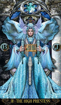 Tarot korta Aukščiausioji kunigė mėlyname ilgame rūbe, frontaliai laiko atvertą rašto ritinį tarp simbolių B ir J prieš ornamentuotą arkinį foną