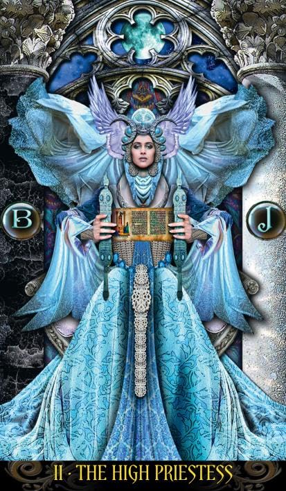 Tarot korta Aukščiausioji kunigė mėlyname ilgame rūbe, frontaliai laiko atvertą rašto ritinį tarp simbolių B ir J prieš ornamentuotą arkinį foną