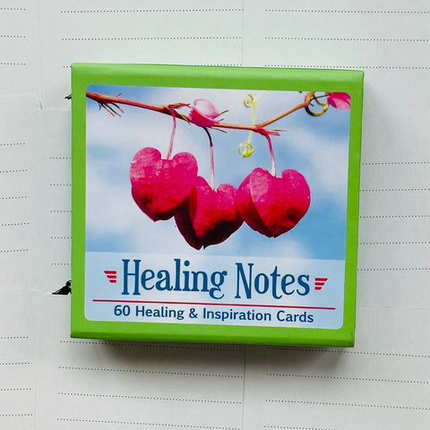 Healing Notes kortelės — žalia dėžutė su 60 įkvėpimo ir gydymo kortelių, matomas priekinis dangtelis