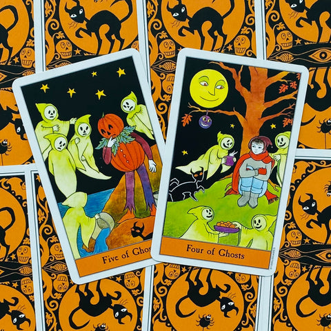 Tarot kortos Halloween Ghosts, dvi atverstos kortos (Four of Ghosts ir Five of Ghosts) ant oranžinių nugarėlių