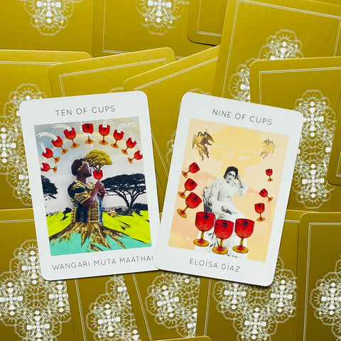 Tarot kortos, atverstos devynių ir dešimties taurių variantai ant aukso spalvos nugarėlių, artimas planas