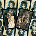 Tarot kortos Gothic Arcana, dvi atverstos kortos (22 su kraujuojančia moterimi ir 21 su angelu), artimas kampas
