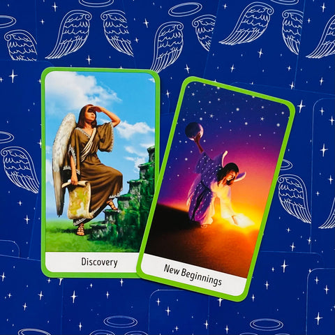 Tarot kortos su žaliais kraštais ant mėlyno sparnų fono, dvi atviros kortos parodytos: Discovery ir New Beginnings