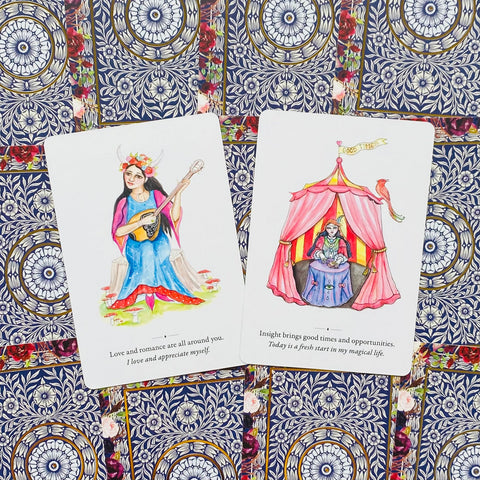 Tarot kortos su akvarelinėmis iliustracijomis — dvi atverstos kortos (meilės ir prognozių motyvai) ant ornamentinių mėlynų nugarėlių, skirtos intuiciniam skaitymui