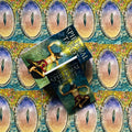 Tarot kortos Spiritual Tarot dėžutėje, dalis kortų parodyta ant spalvoto iliustruoto fono — dėžutės viršus matomas iš viršaus