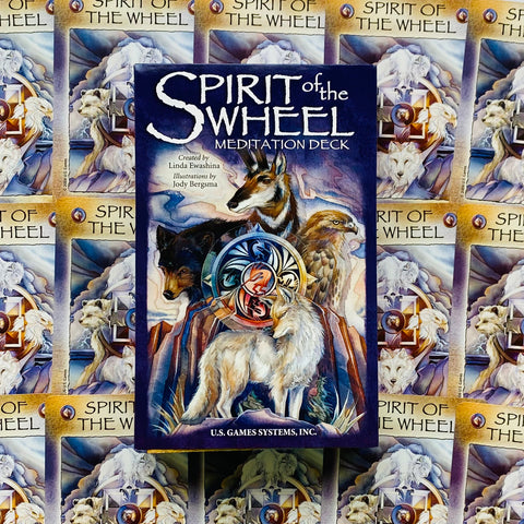 Meditacijos kortos Spirit of the Wheel – mėlynos dėžutės priekis, centre išryškinta vilkų ir erelio iliustracija