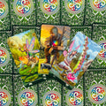 Tarot kortos su ryškiomis fėjų iliustracijomis, trijų kortų fanuotas vaizdas ir žalios ornamentuotos nugarėlės