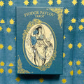 Fyodor Pavlov Tarot mėlynos ir auksinės dėžutė su moters iliustracija, fotografuota iš viršaus ant žvaigždėto fono