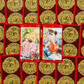 Tarot kortos raudonomis nugarėlėmis, dvi atviros kortos (7 ir 8 lazdų) su romantiškomis iliustracijomis, centruotos ant raštuoto fono
