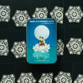 tarot kortos Sun and Moon metalinėje dėžutėje su mėlynu dangteliu, lotoso piešiniu ir juodomis ornamentuotomis nugarėlėmis
