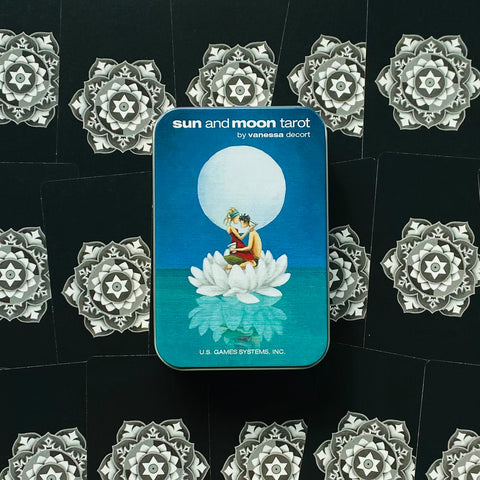 tarot kortos Sun and Moon metalinėje dėžutėje su mėlynu dangteliu, lotoso piešiniu ir juodomis ornamentuotomis nugarėlėmis