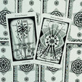 Tarot kortos juodai baltos dizaino, išdėstytos ant raštuoto nugarėlių fono su Five ir Four of Swords kortomis